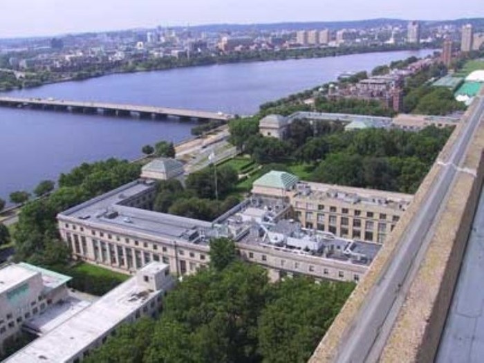 7. Massachusetts Institute of Technology Học viện Công nghệ Massachusetts (MIT) được thành lập năm 1861 và mở cửa năm 1865 là học viện nghiên cứu và giáo dục ở thành phố Cambridge, Massachusetts, Hoa Kỳ.